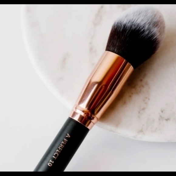 9/$50 MOTD Cosmetics Tapered Face Brush - Picture 4 of 4
